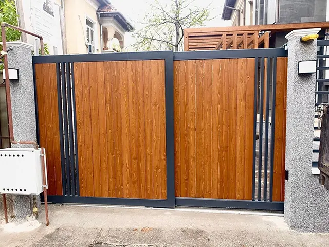 Poartă batantă cu panouri imitație lemn