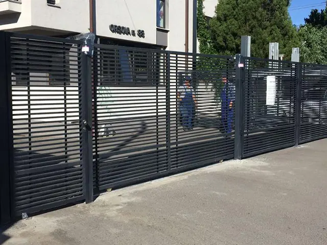 Poartă culisantă și gard cu lamele orizontale, spațiu comercial