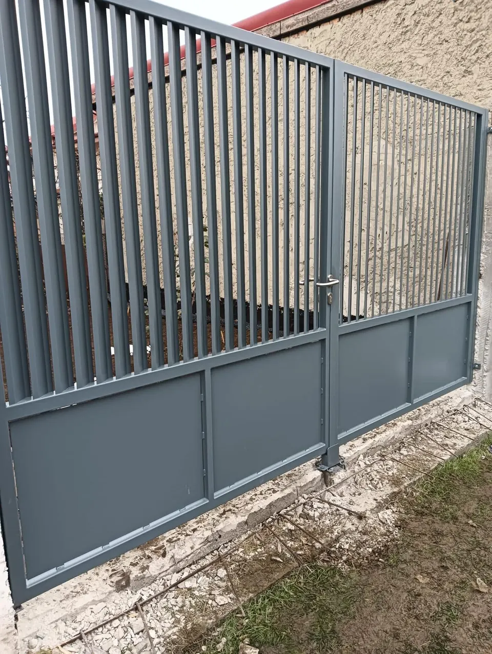 Poartă batantă cu bare verticale și panou plin jos (PM15) – poza 1 din 2