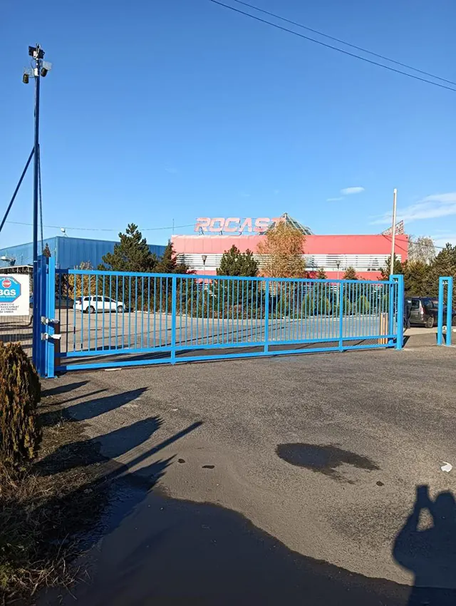 Poartă culisantă industrială albastră