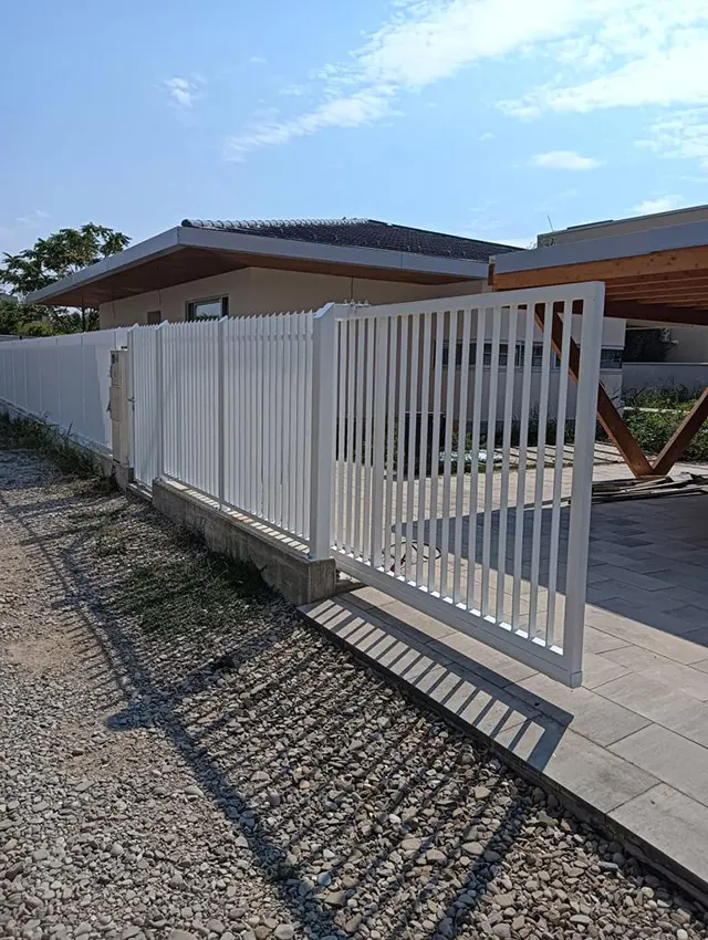 Poartă culisantă albă cu bare verticale (PM18) – poza 1 din 3