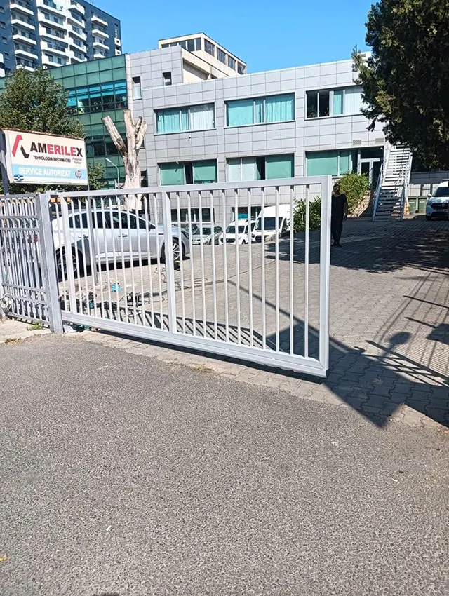 Poartă culisantă albă pentru parcare de birouri