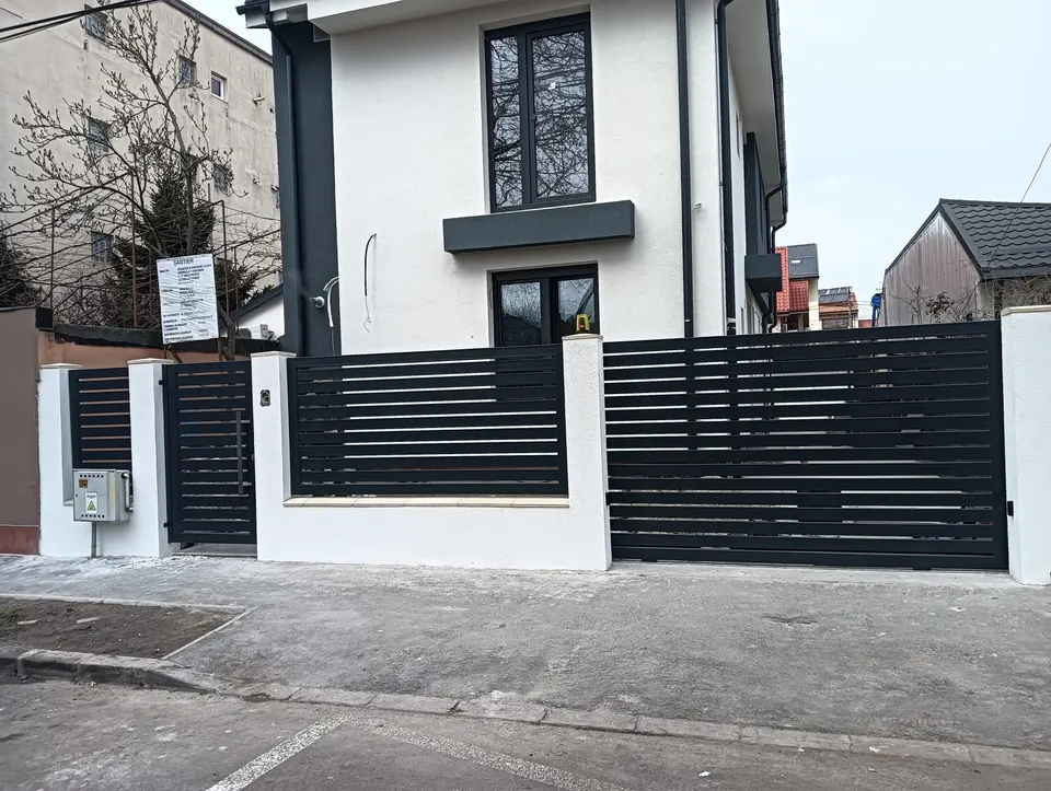 Poartă culisantă și portiță cu lamele orizontale