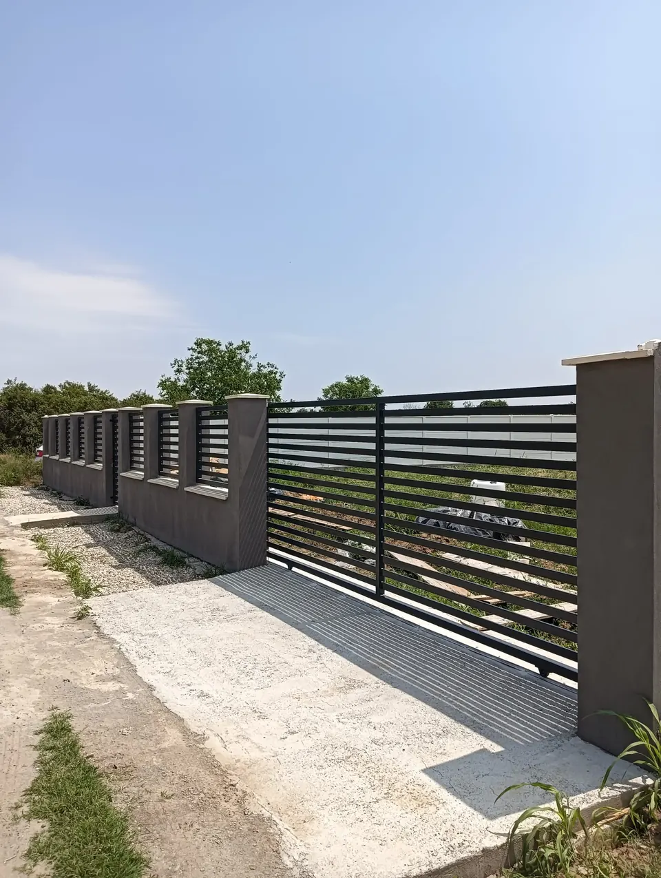 Poartă culisantă cu lamele orizontale late