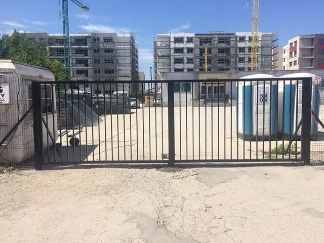 Poartă batantă pentru șantier și incintă