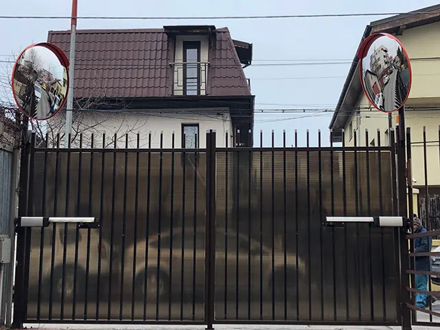 Poartă automatizată din panou plin cu sulițe