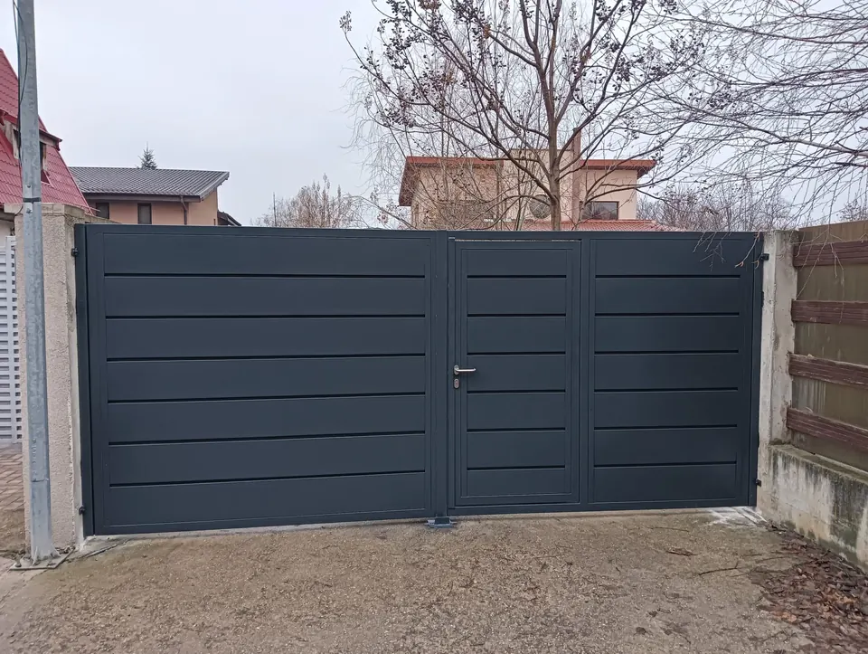 Poartă batantă automatizată din panouri pline