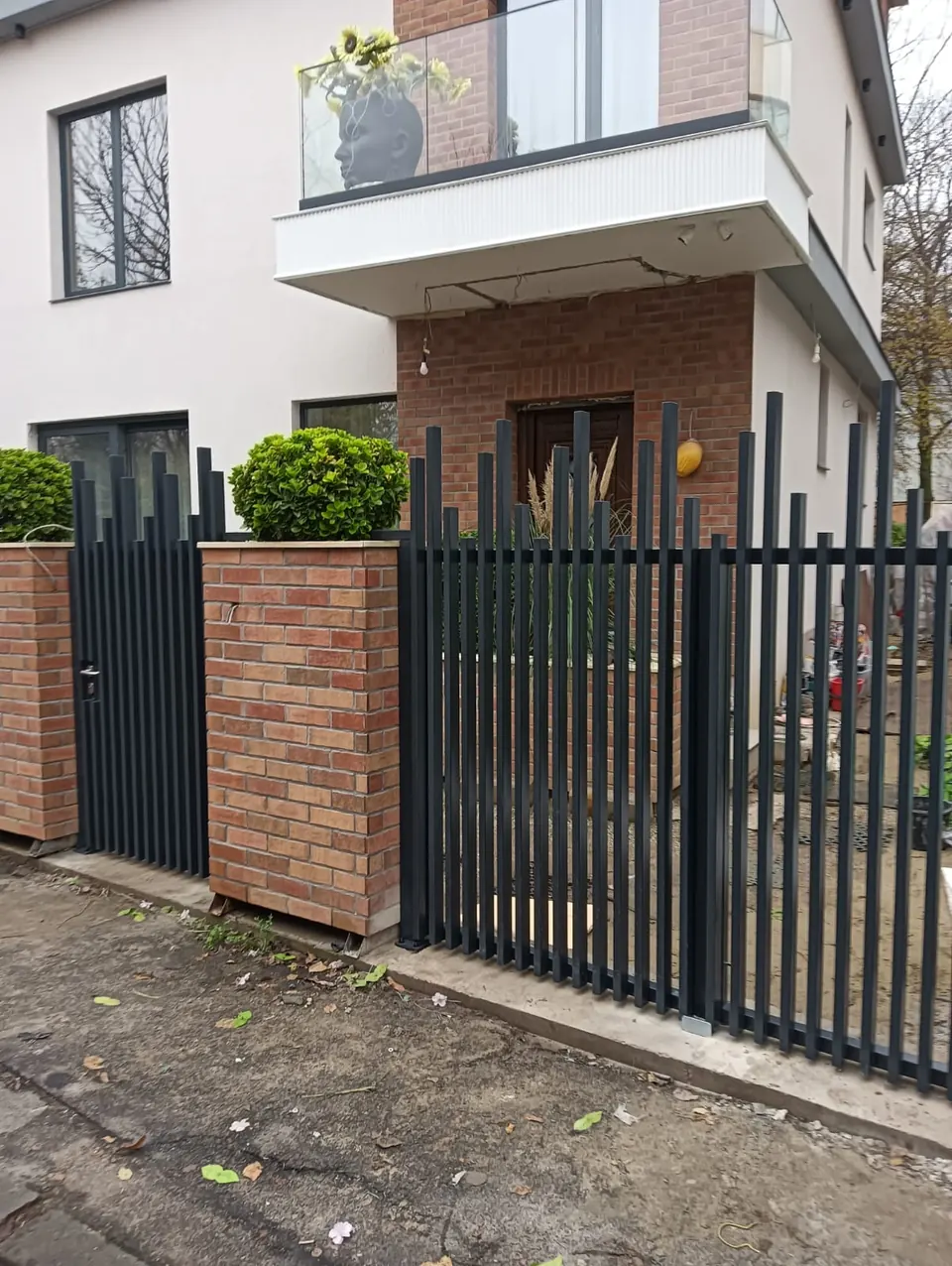 Poartă și portiță cu bare verticale de înălțimi diferite