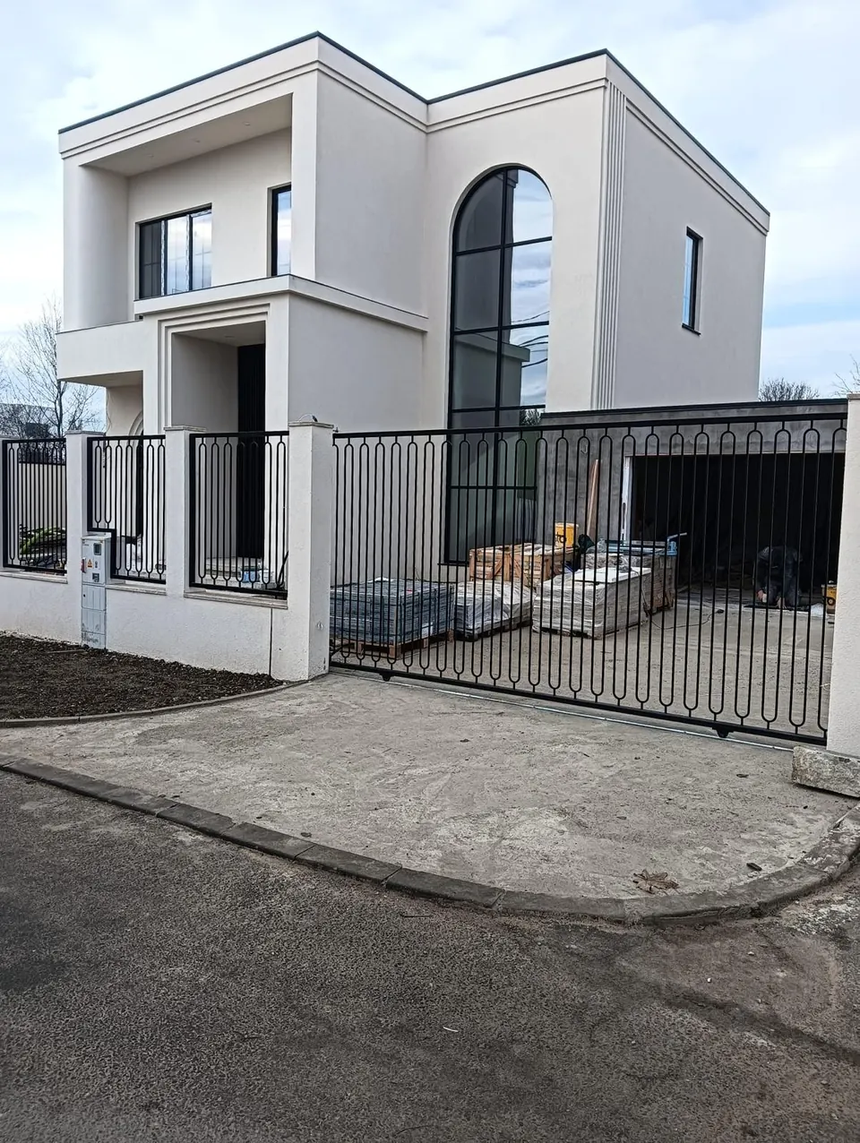 Poartă culisantă și portiță cu bare arcuite
