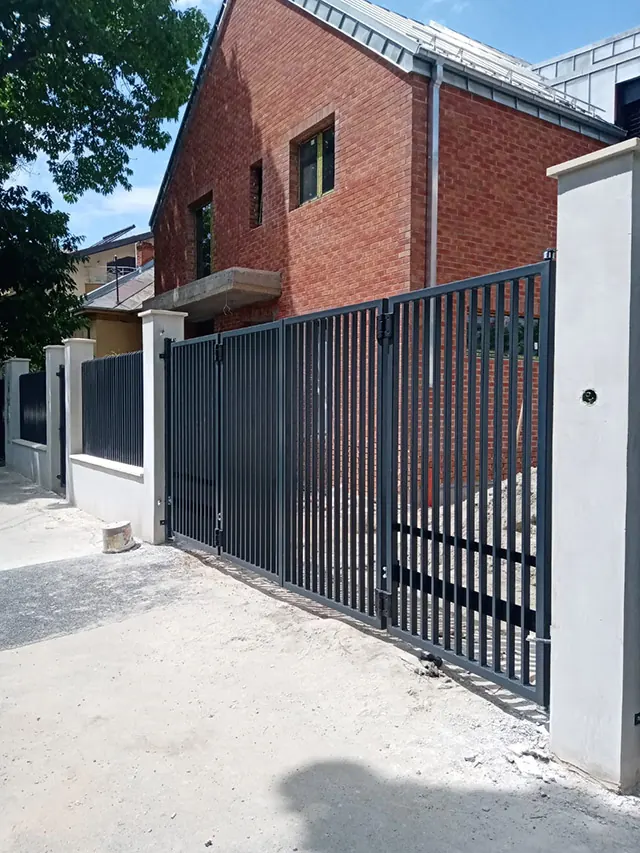 Poartă culisantă și portiță cu bare verticale