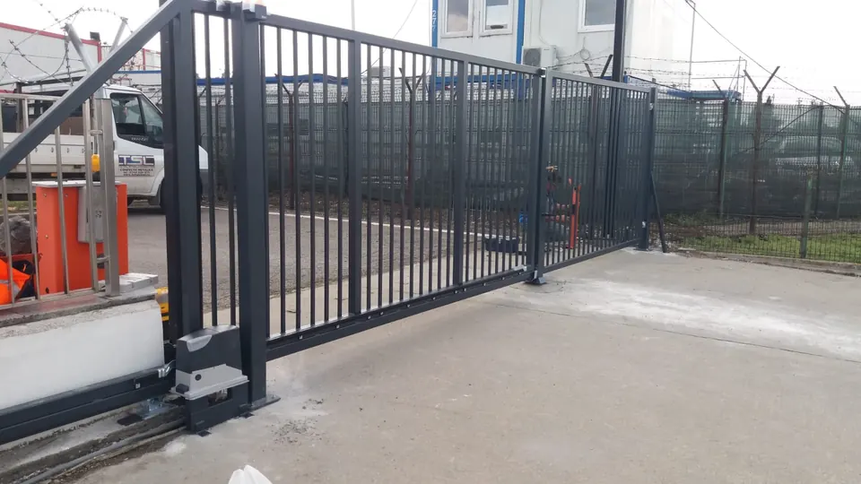 Poartă culisantă industrială automatizată